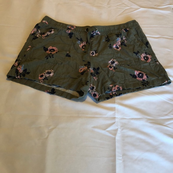 Nautica Pants - Women’s Nautica size large green floral linen shorts with front pockets